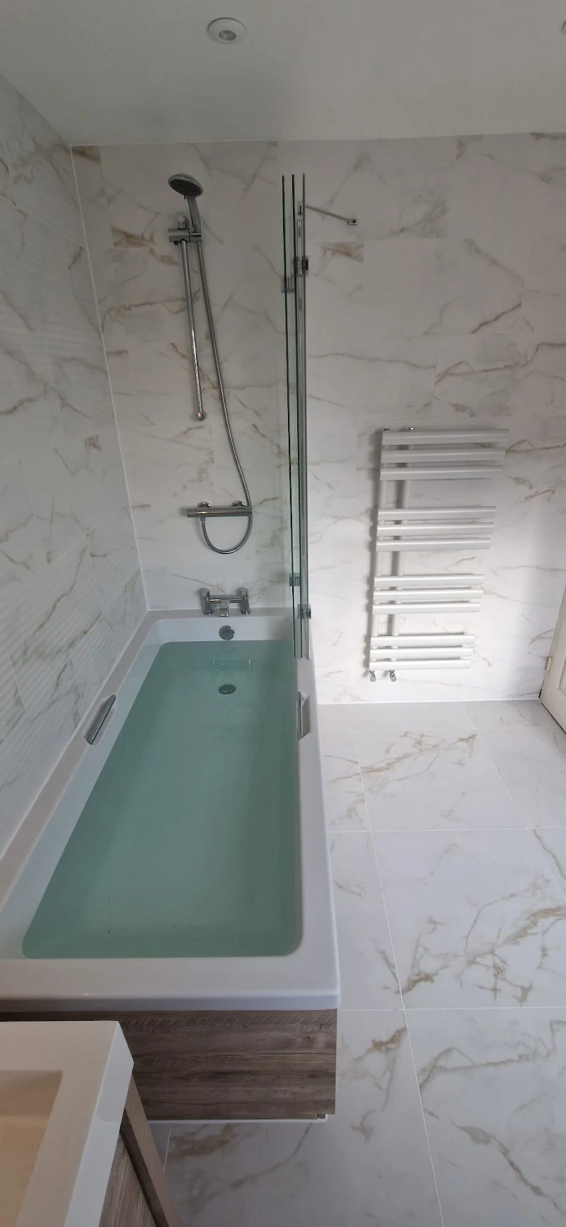 Freestanding bath and wall-mounted tap